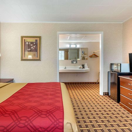 Rodeway Inn Mystic Bagian luar foto