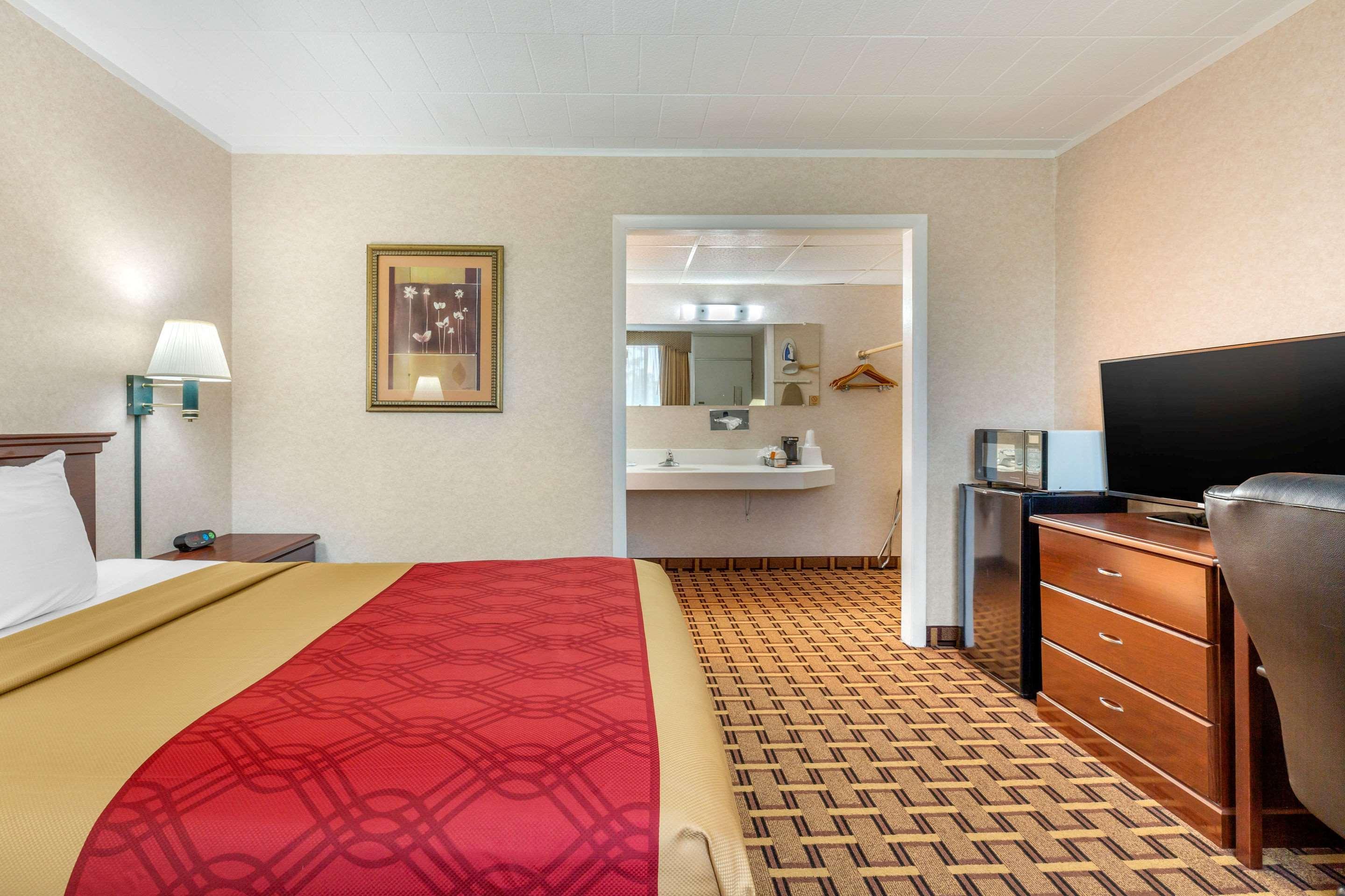 Rodeway Inn Mystic Bagian luar foto
