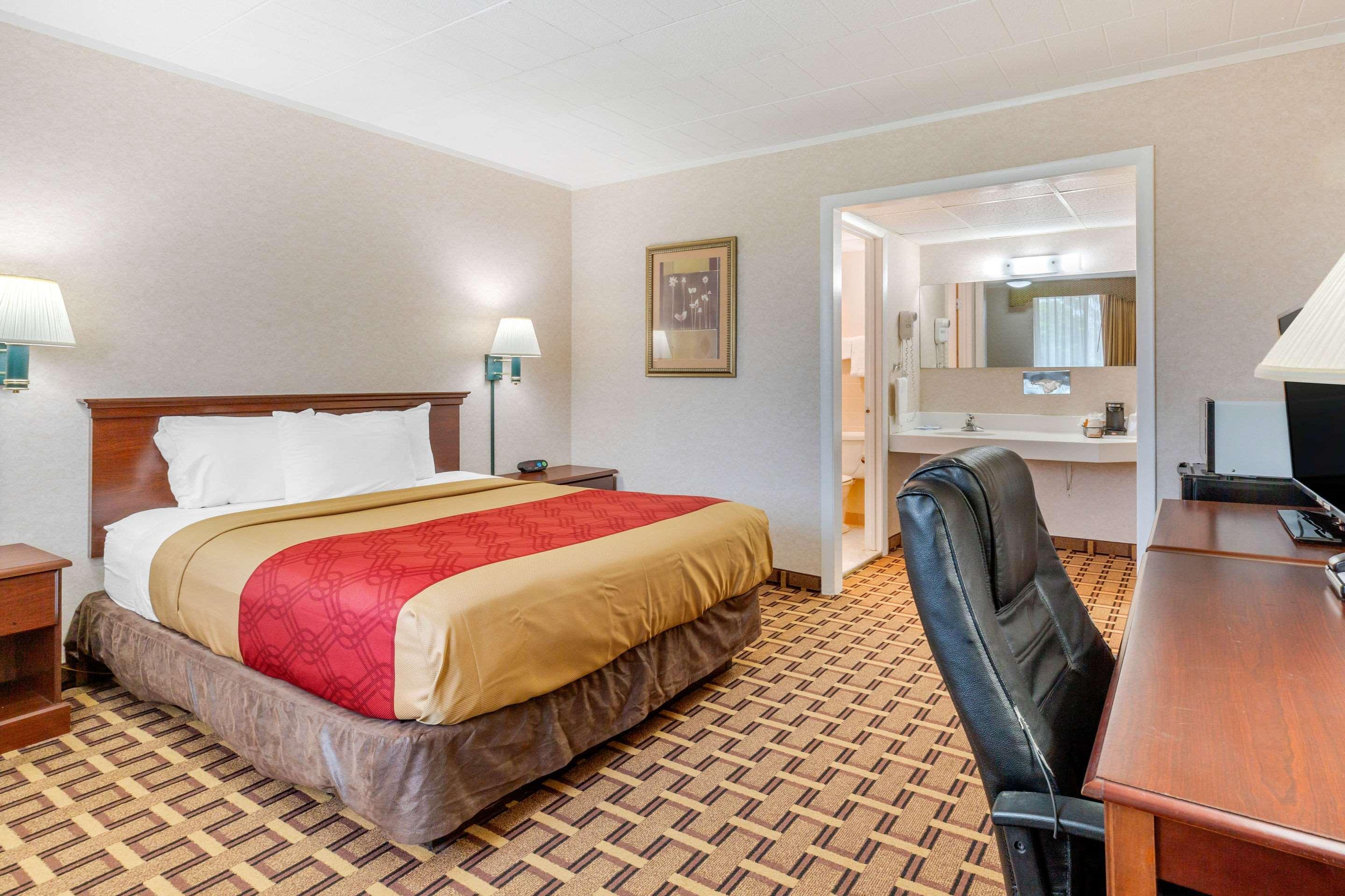 Rodeway Inn Mystic Bagian luar foto