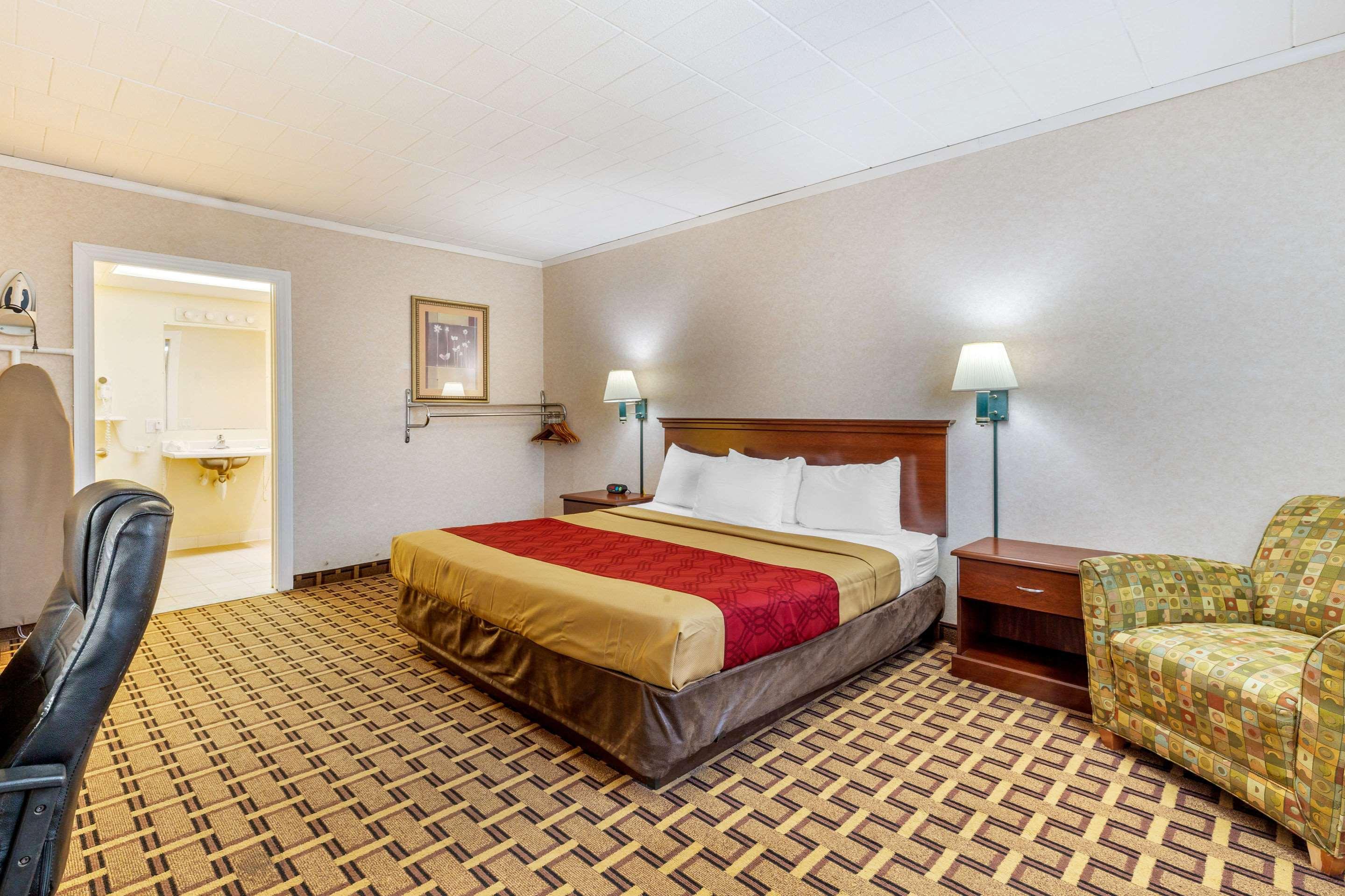 Rodeway Inn Mystic Bagian luar foto
