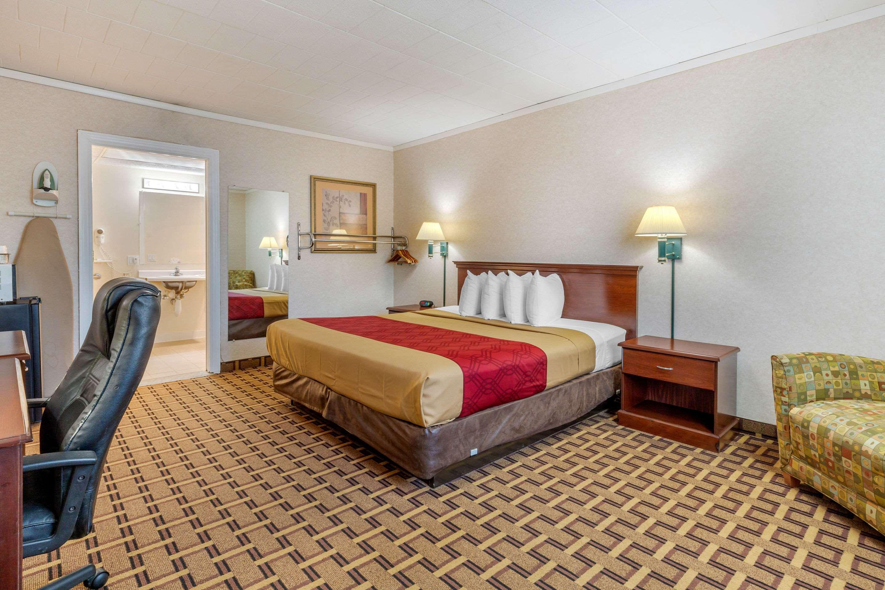 Rodeway Inn Mystic Bagian luar foto