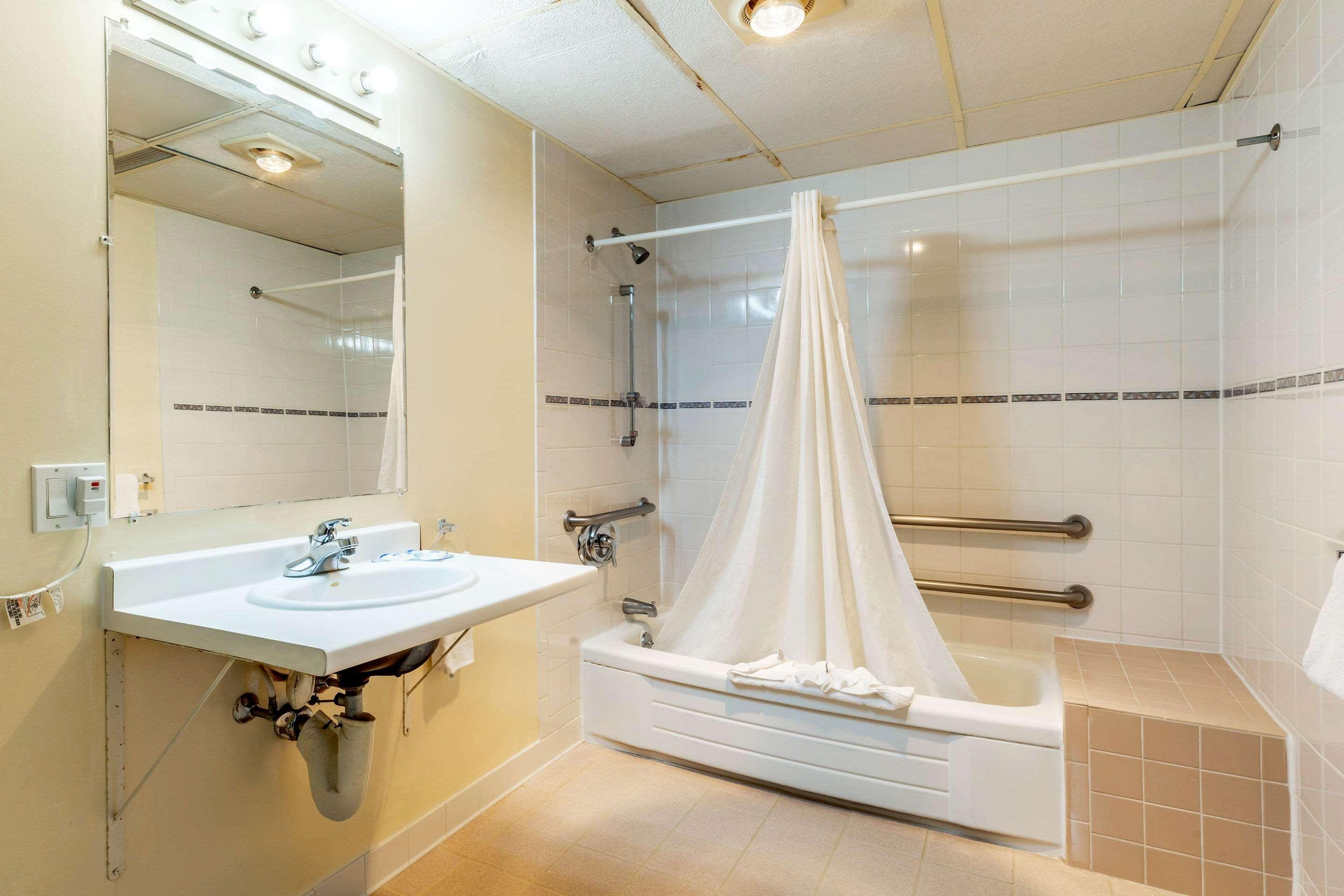 Rodeway Inn Mystic Bagian luar foto