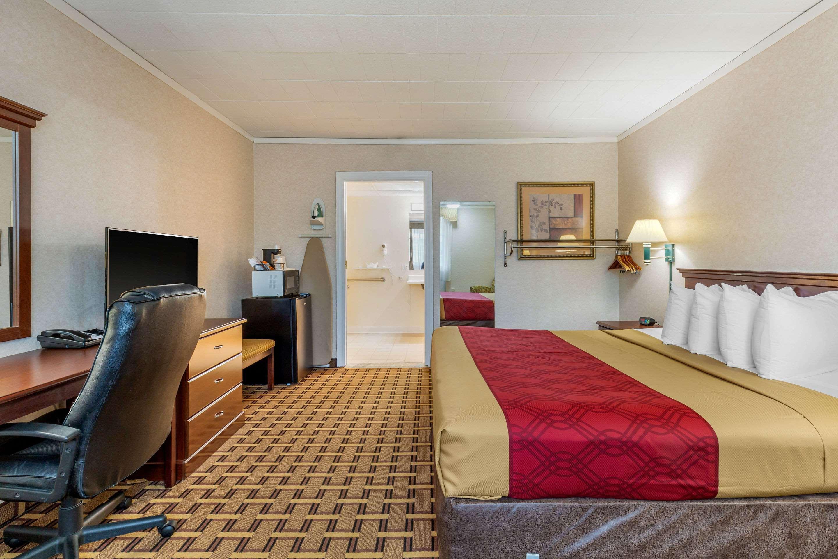 Rodeway Inn Mystic Bagian luar foto