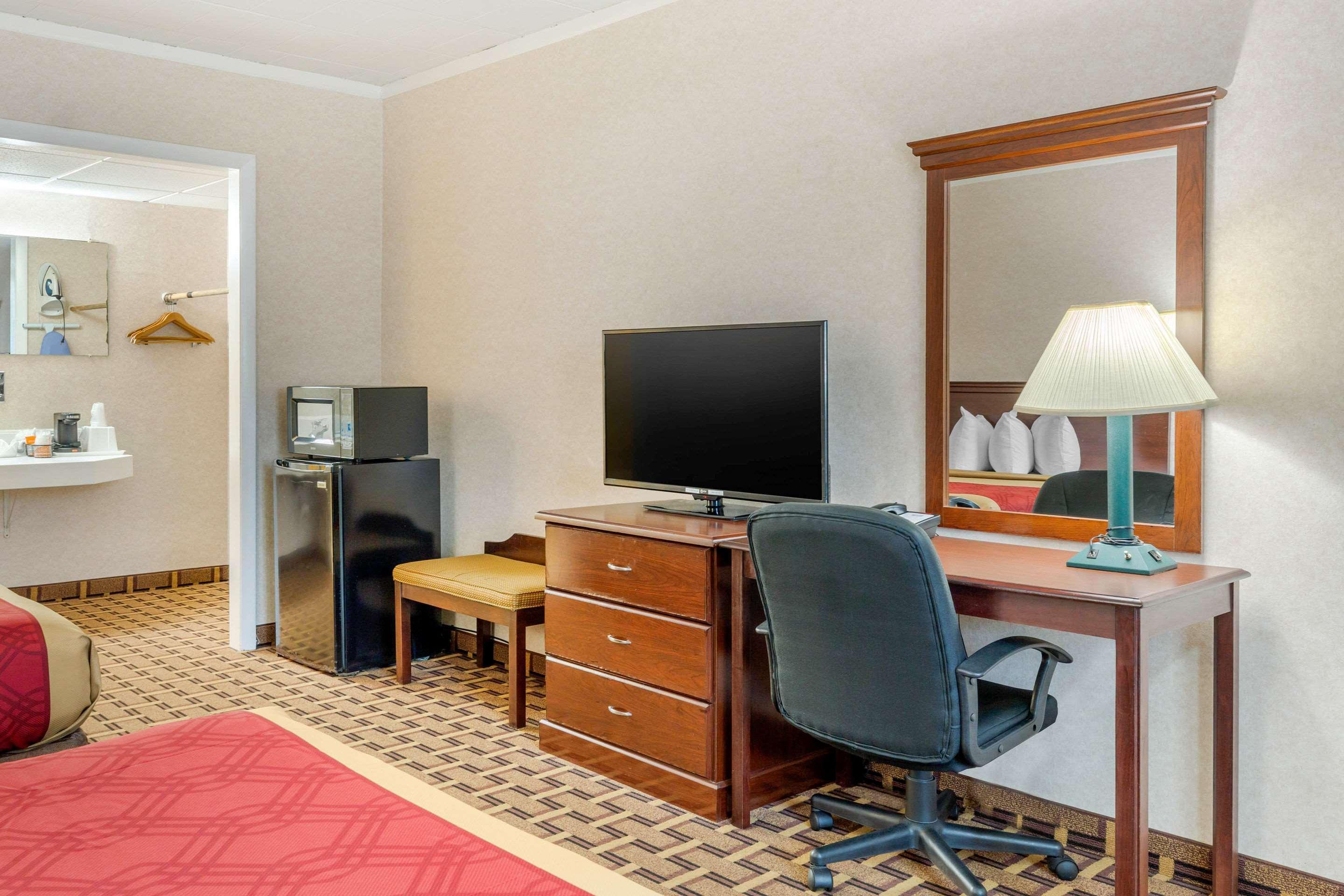 Rodeway Inn Mystic Bagian luar foto