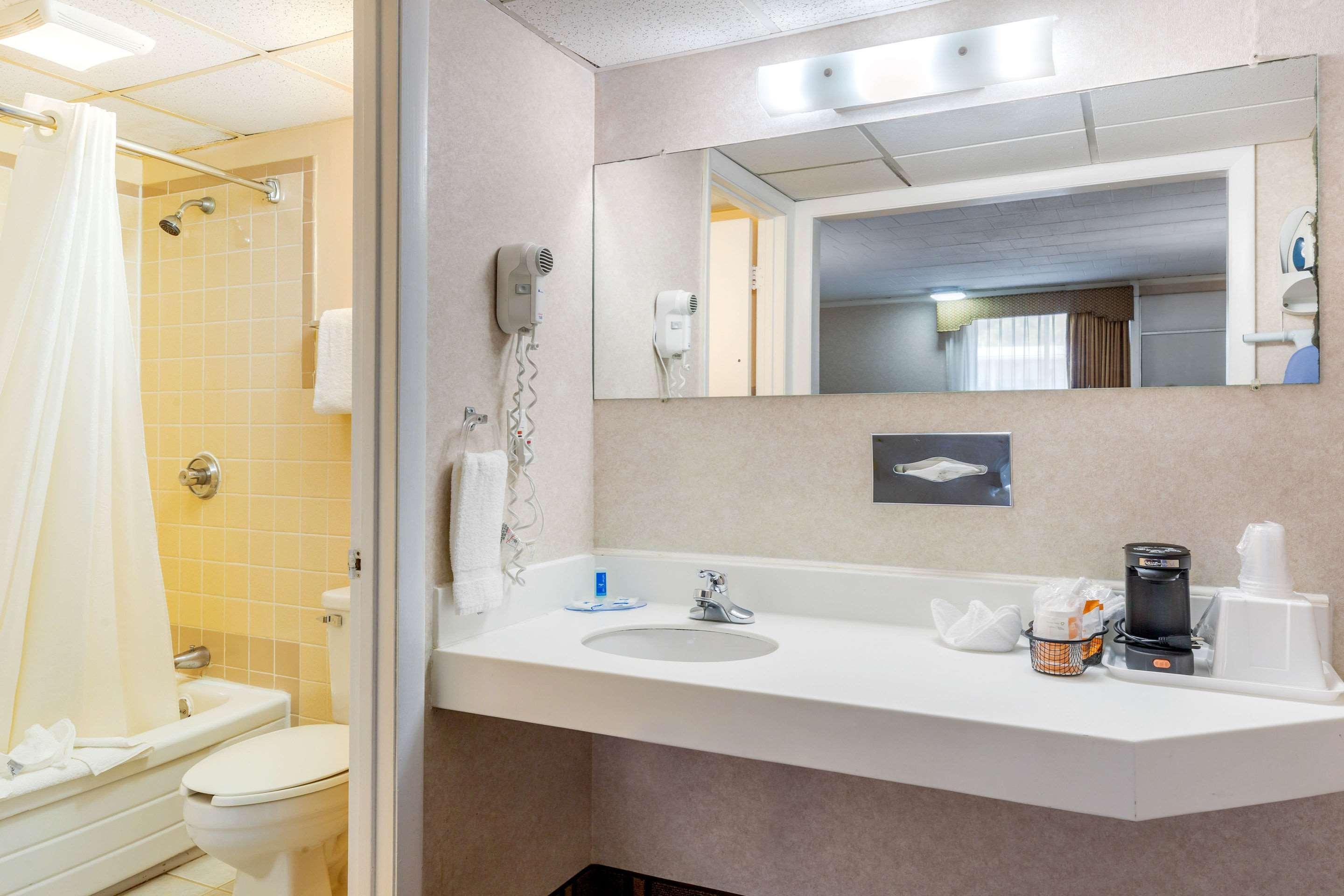 Rodeway Inn Mystic Bagian luar foto