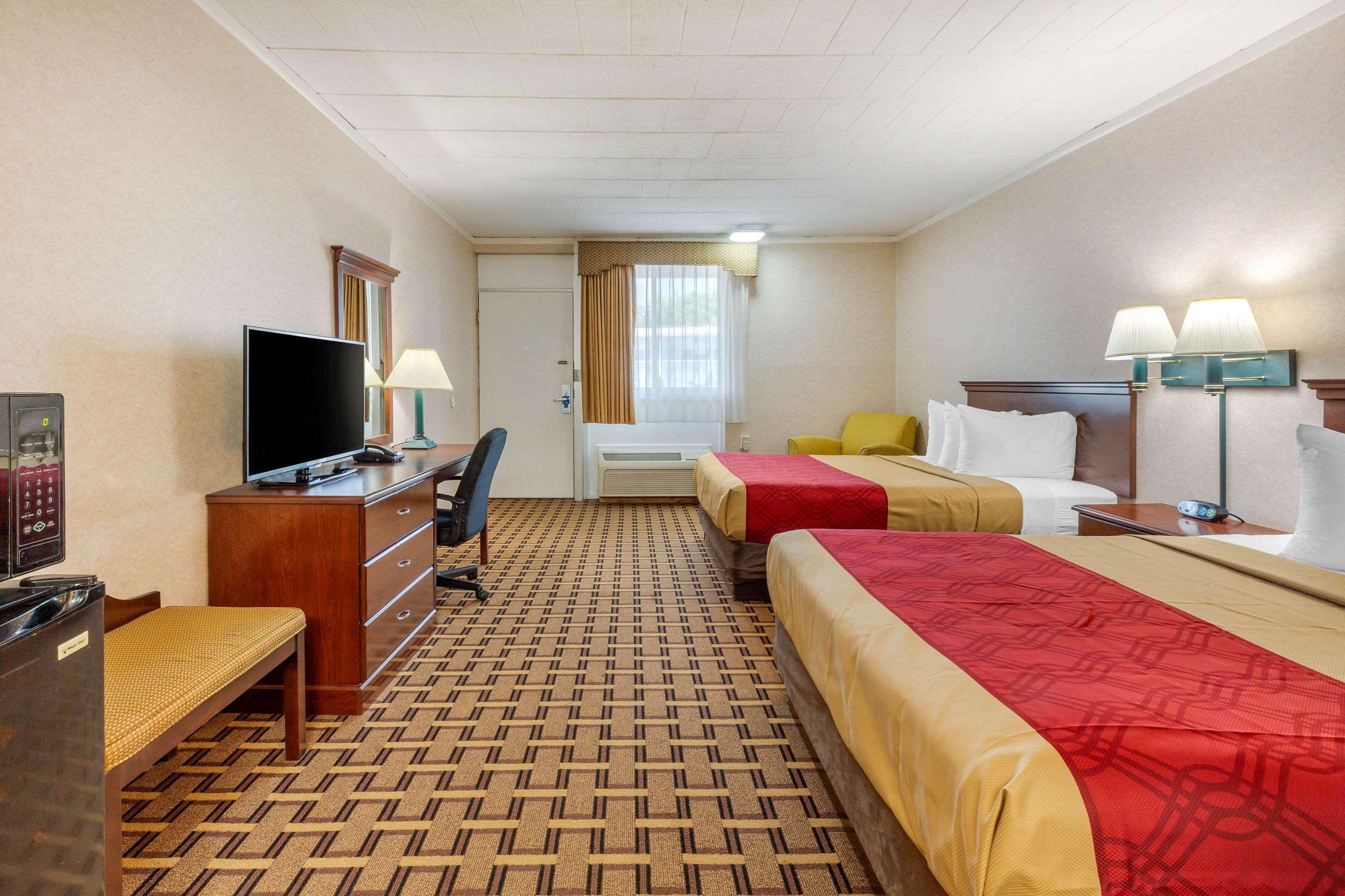 Rodeway Inn Mystic Bagian luar foto